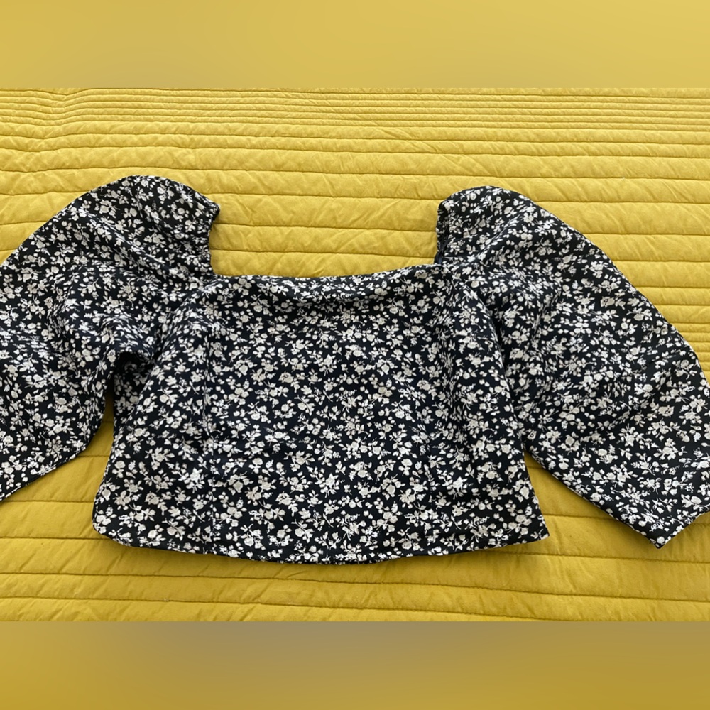 Levi’s Puff Sleeve floral top Size Large